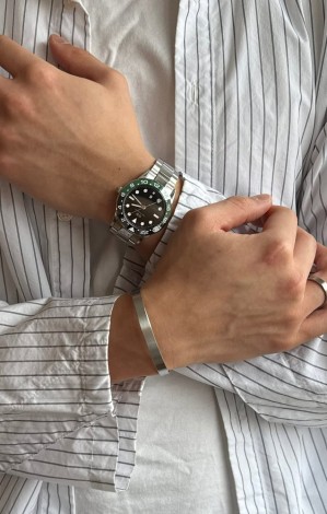 Daniel Wellington watch store image featuring stylish timepieces and accessories