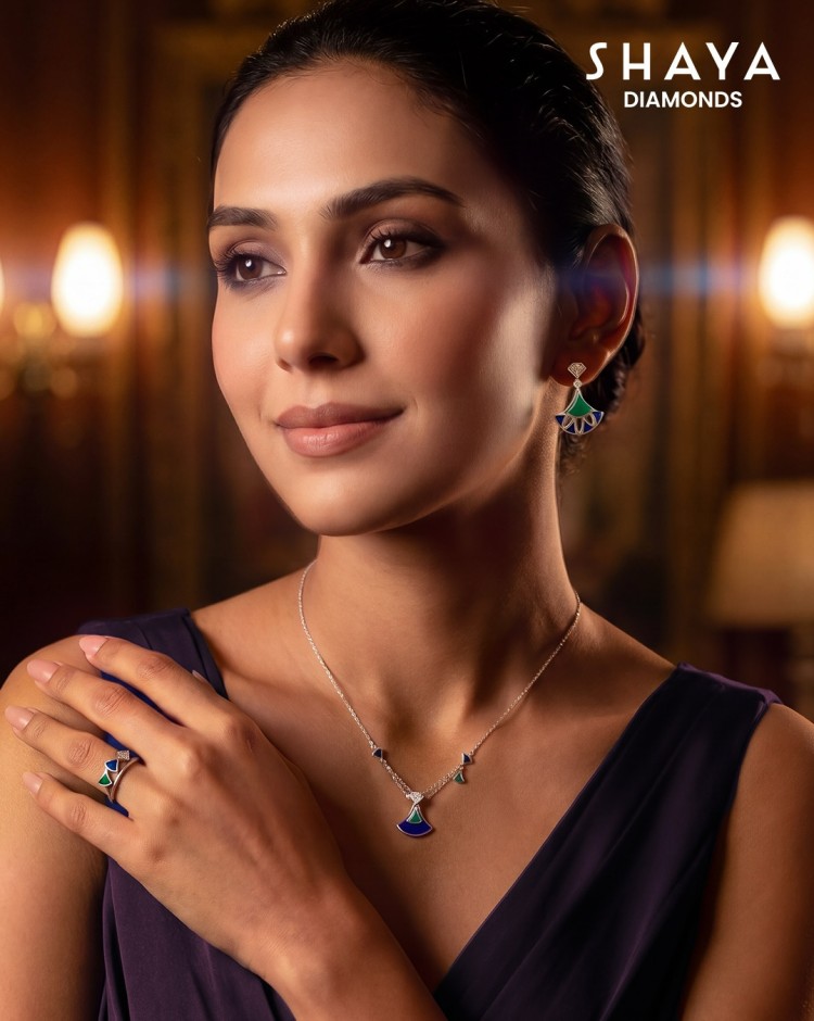 CaratLane mobile banner showcasing elegant jewellery and diamond accessories collection