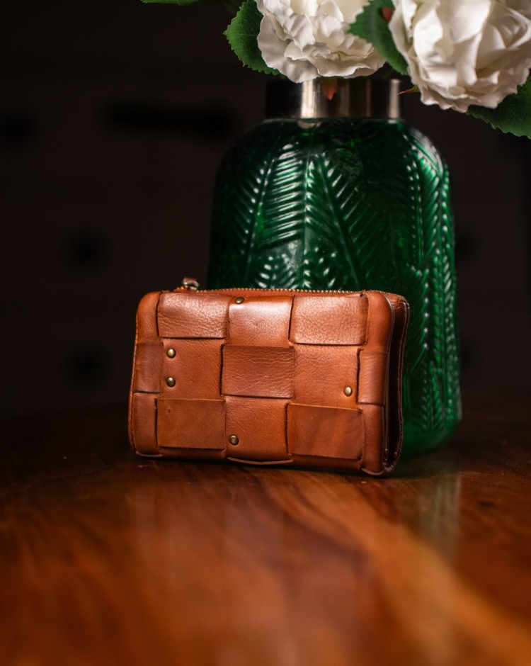 Kompanero mobile banner showcasing handbags, wallets and leather fashion essentials collection