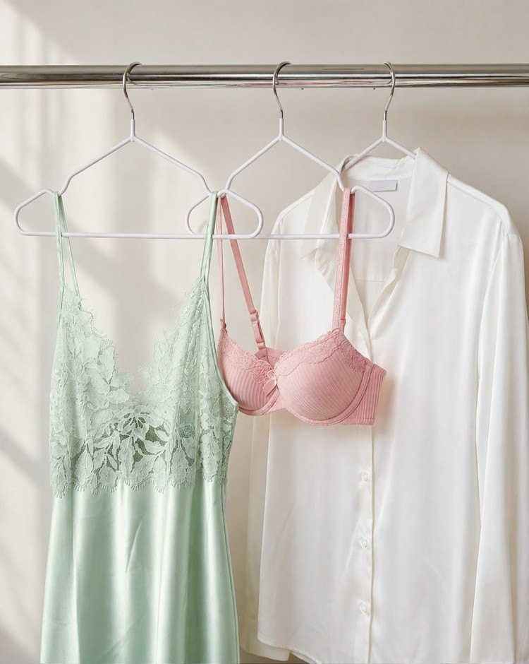 Hunkemöller mobile banner showcasing stylish innerwear and women’s fashion essentials collection
