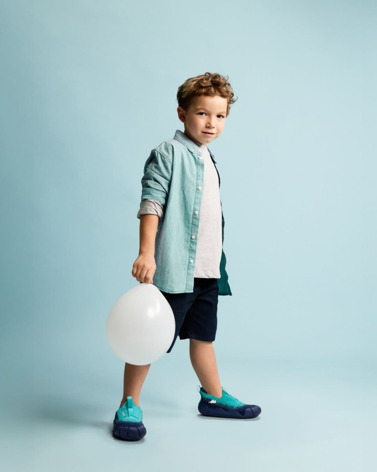Aretto mobile banner showcasing stylish children’s shoes and footwear essentials collection
