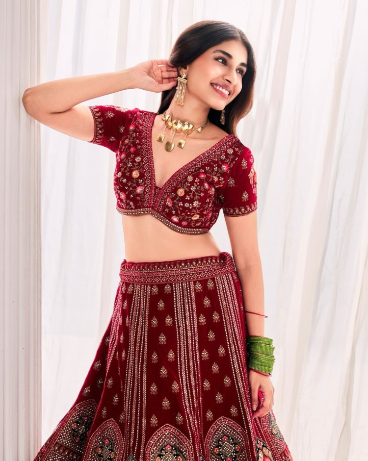 Mohey mobile banner showcasing lehengas, sarees and bridal fashion essentials collection