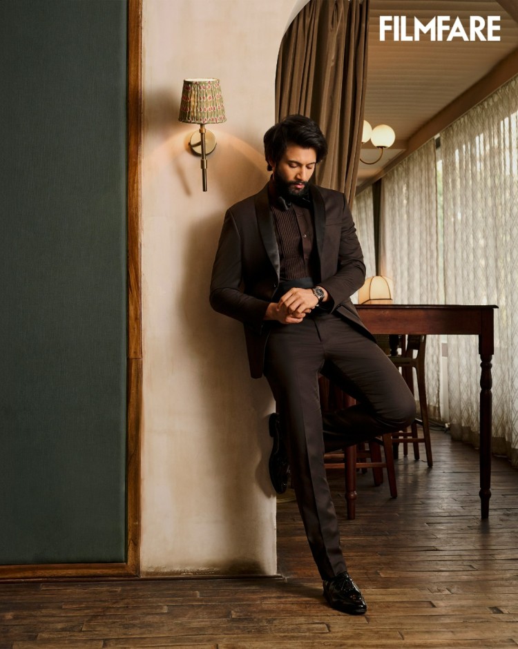 Peter England mobile banner showcasing stylish formalwear, casual apparel and men’s fashion essentials collection