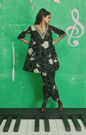 Libas fashion store image featuring kurtas, suits and traditional women’s apparel