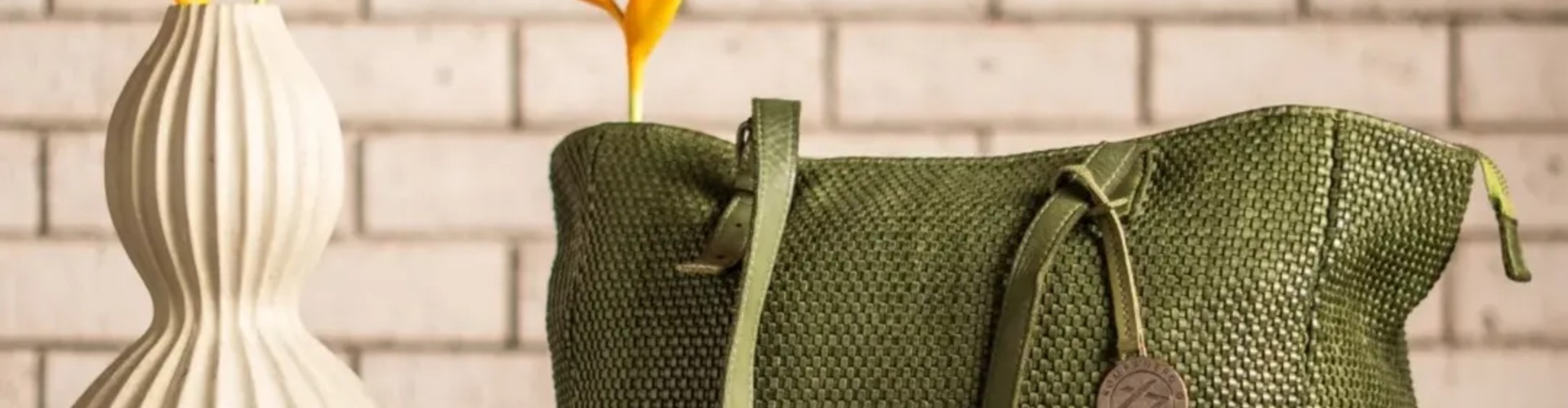 Kompanero desktop banner highlighting premium leather accessories and fashion collection